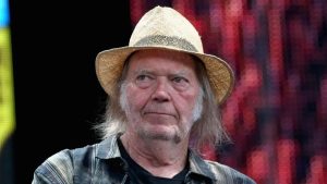 Neil Young Dikonfirmasi Sebagai Penampil Utama Glastonbury