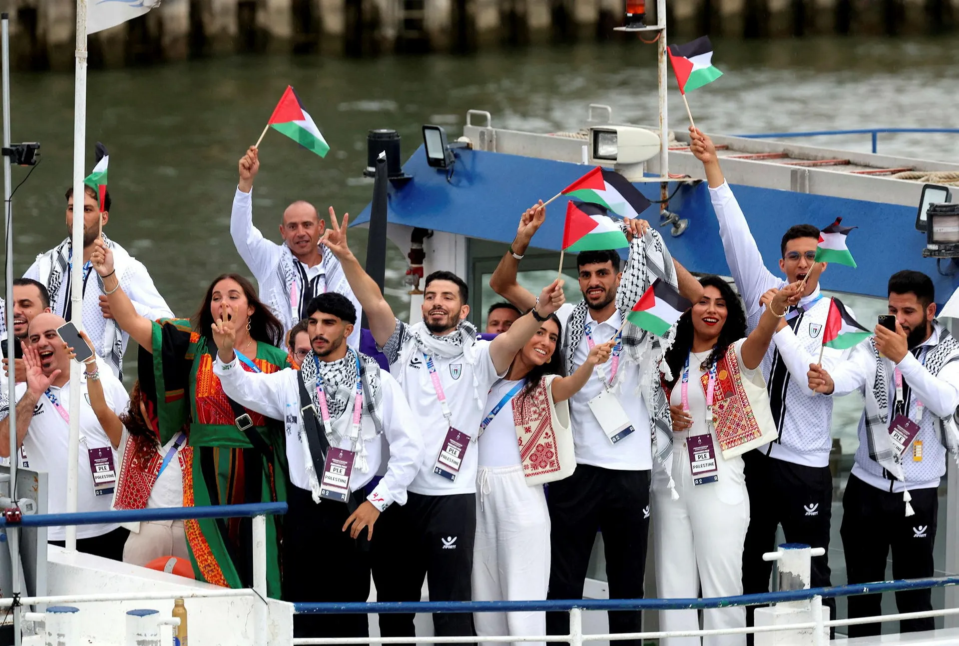 Pelari Maraton AS Mengibarkan Bendera Palestina di Uji Coba Olimpiade